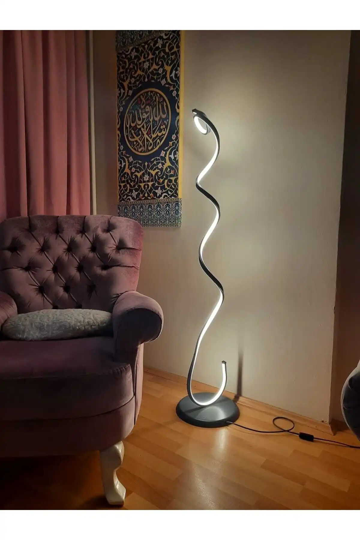 Pera Snake Lambader: Modern Dekorasyon İçin İşlevsel ve Şık Bir Seçim