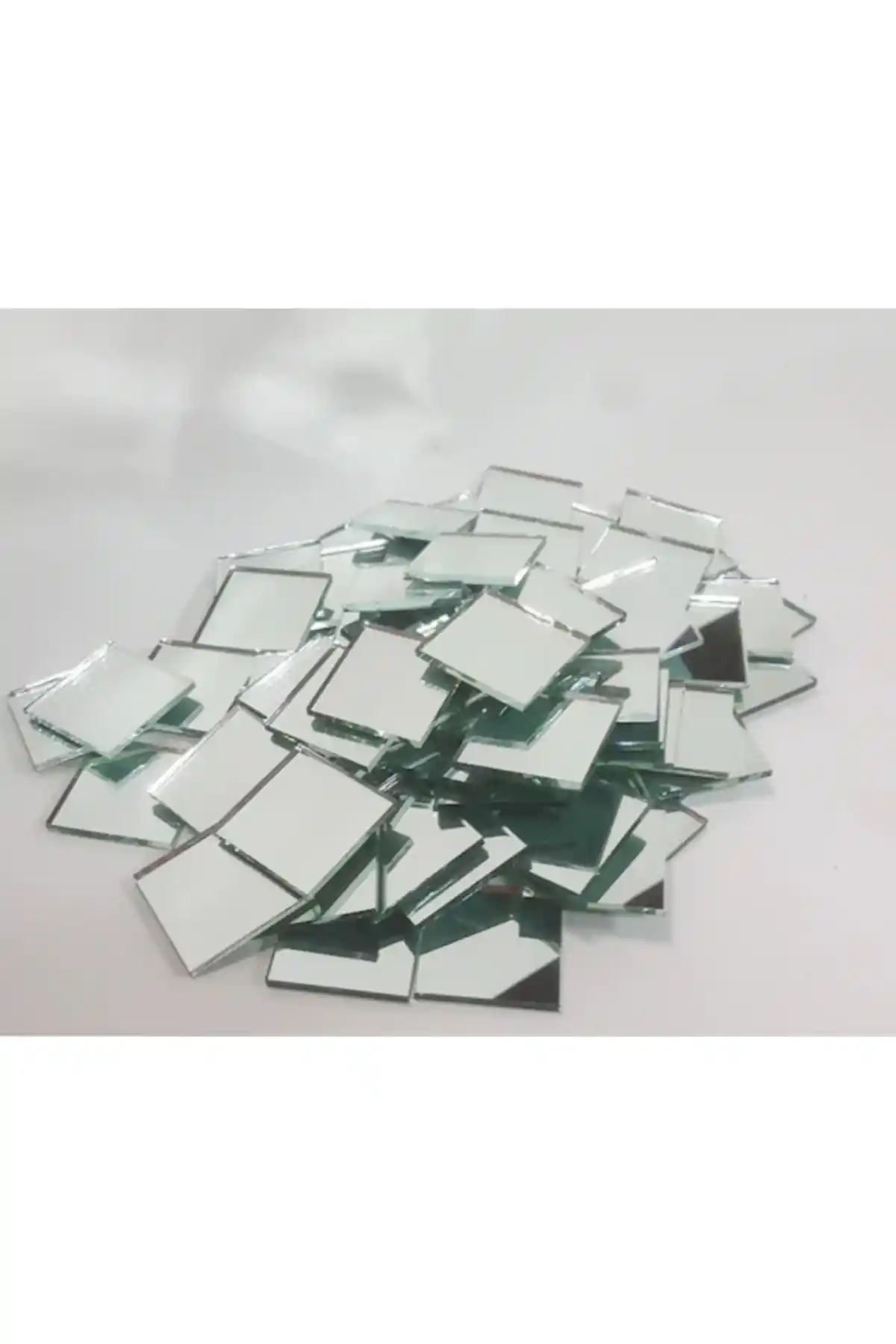 Beyazkoç 100’lü Dekoratif Kare Ayna ile Modern ve Fonksiyonel Dekorasyon Sunun
