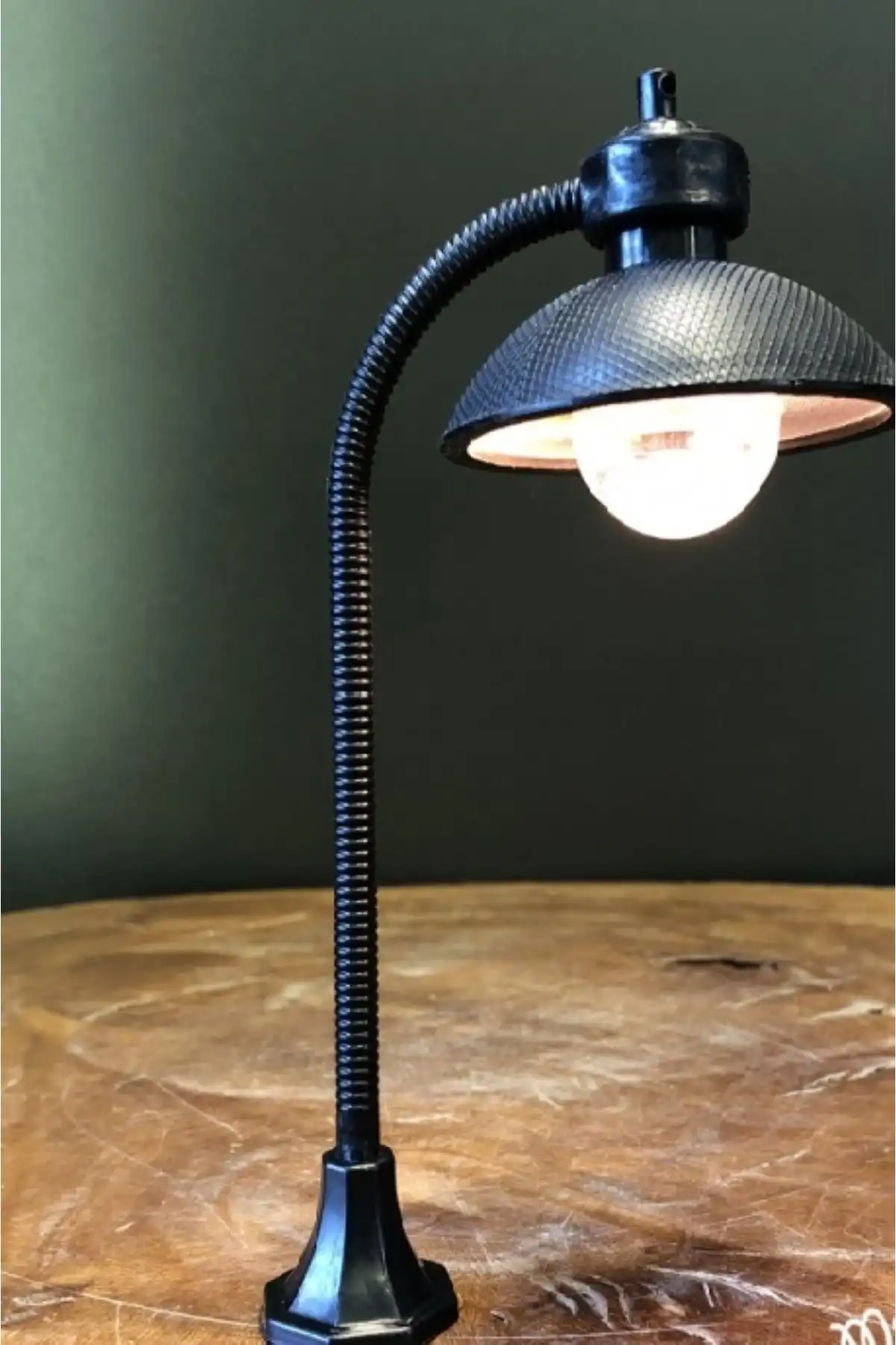 Seventeen Design Küçük Sokak Lambası ile Retro Estetik ve Fonksiyonellik