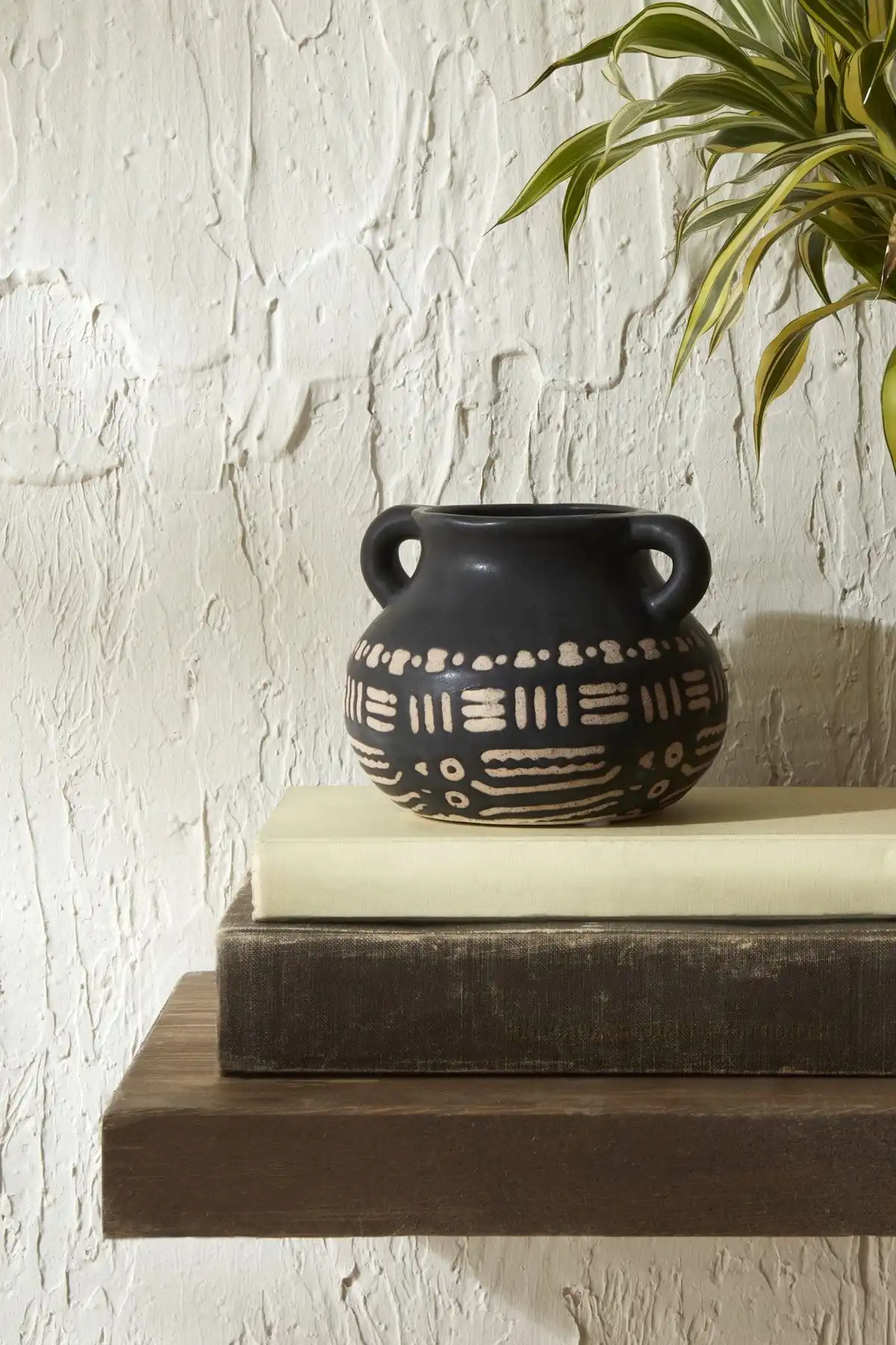 Karaca Home Carving Vazo: Modern Şıklık ve Fonksiyonaliteyi Bir Arada Sunuyor
