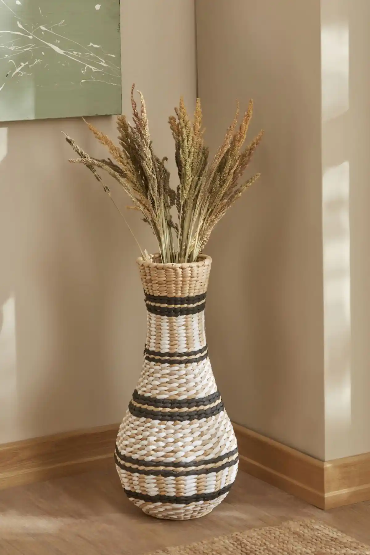 Karaca Home Silviana Hasır Vazo: Estetik ve Fonksiyonel Özellikleri ile Dikkat Çekiyor