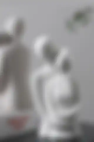 LİNECRAFT Sonsuz Aşk Sarılan Sevgili Heykeli: Estetik Bir Dekoratif Obje