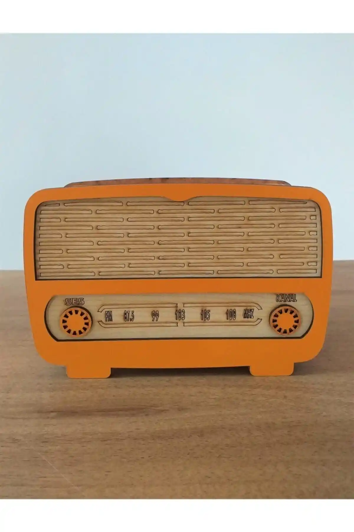 Rustik Ahşap Radyo Kumbara: Fonksiyonellik ve Nostaljiyi Bir Araya Getirir