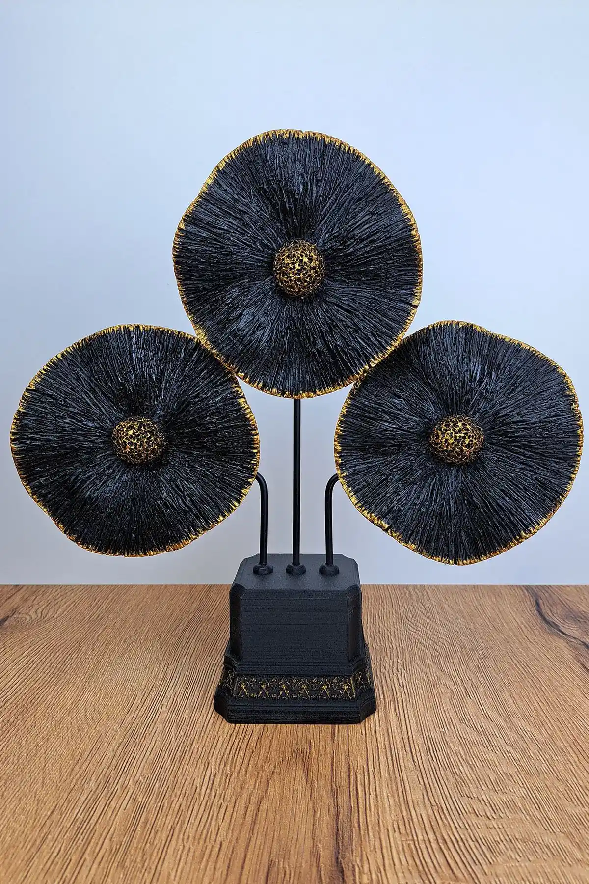 DekoraSiyah Çiçek Tif: Modern ve Sleek Bir Masaüstü Dekoratif Obje