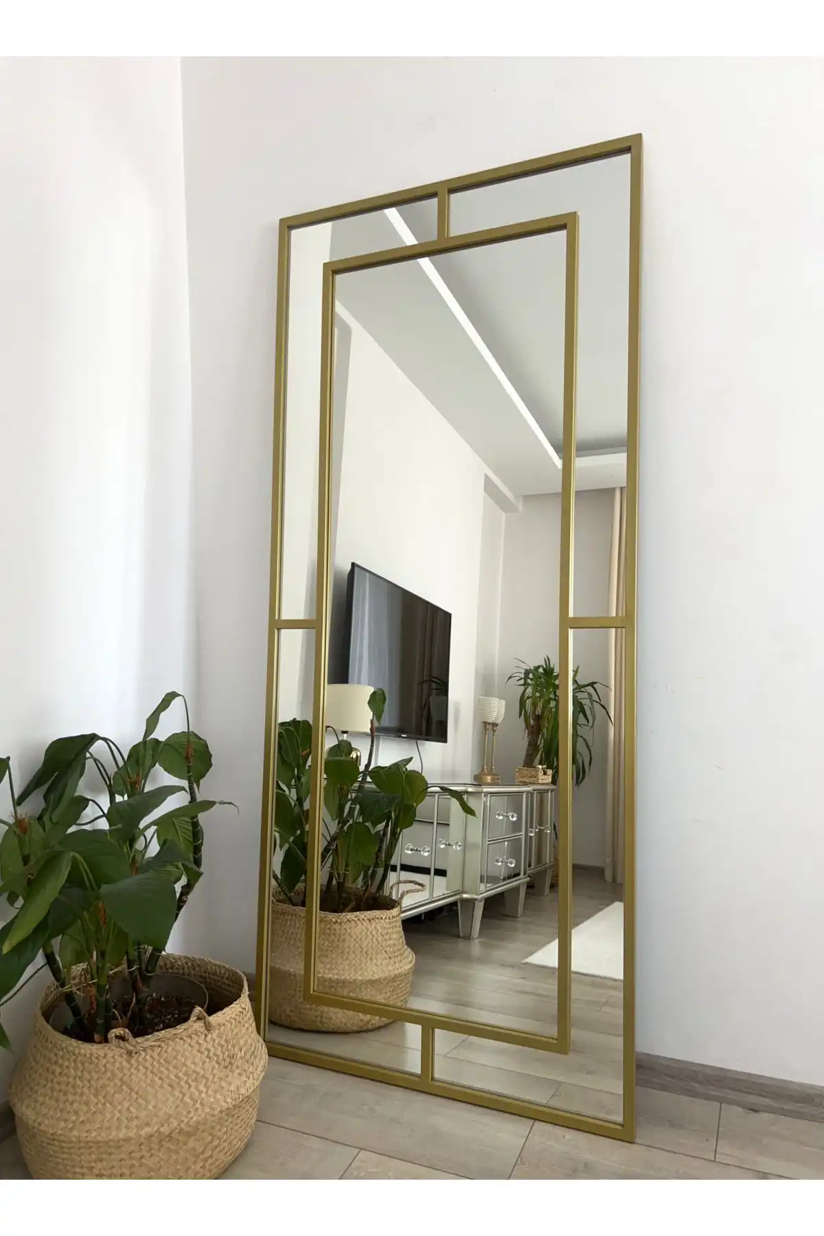EFFE YAPI DEKOR Gold Metal Çerçeveli Dekoratif Aynanın Özellikleri ve Kullanım Alanları