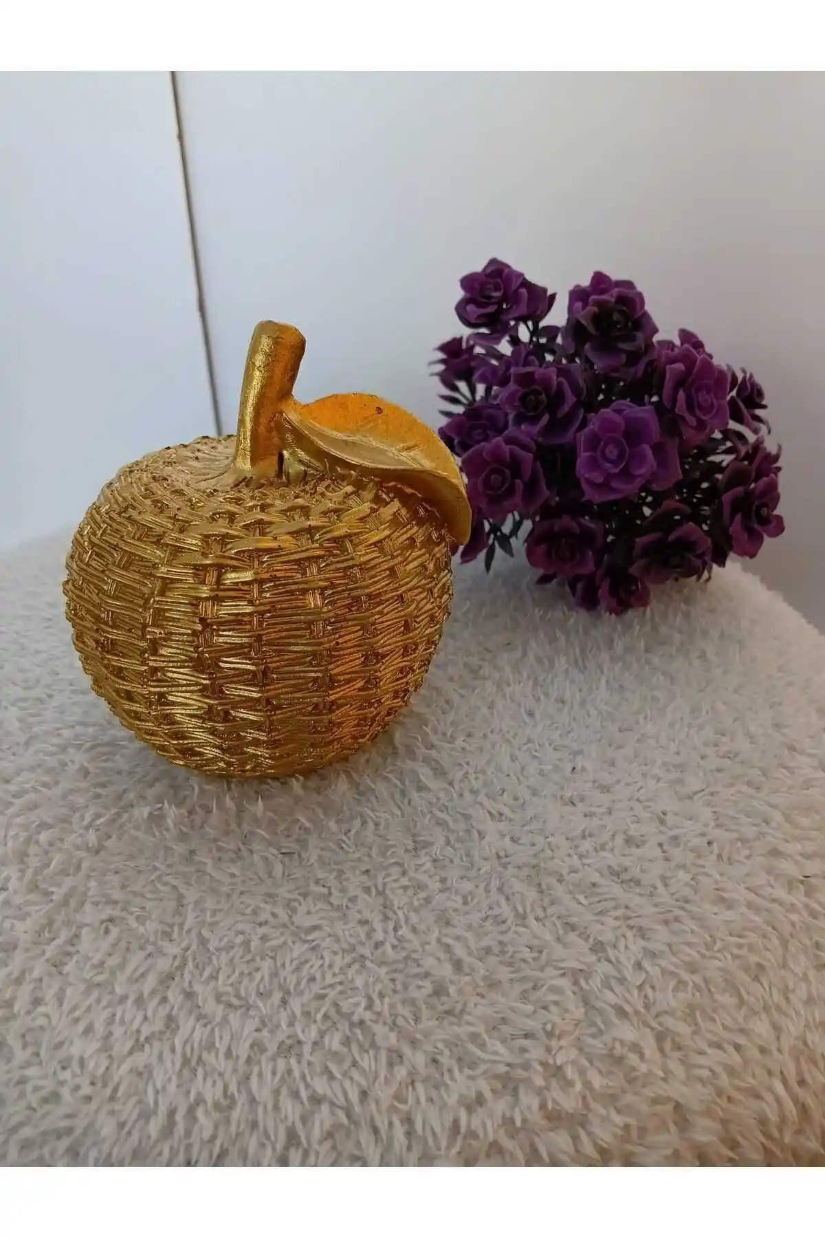 Estetik ve Modern Bir Dokunuş: Purple Wooden House Biblo Gold Elma Tekli Ürünü