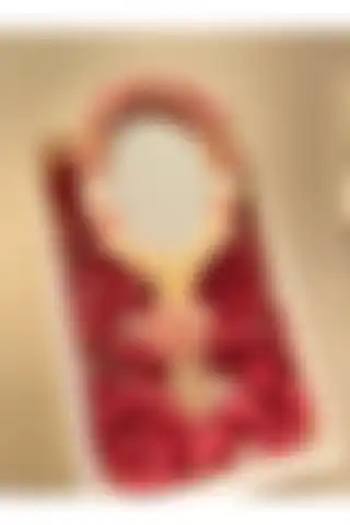 Flawless El Aynası: Estetik ve İşlevselliği Bir Arada Sunan Makyaj Aleti