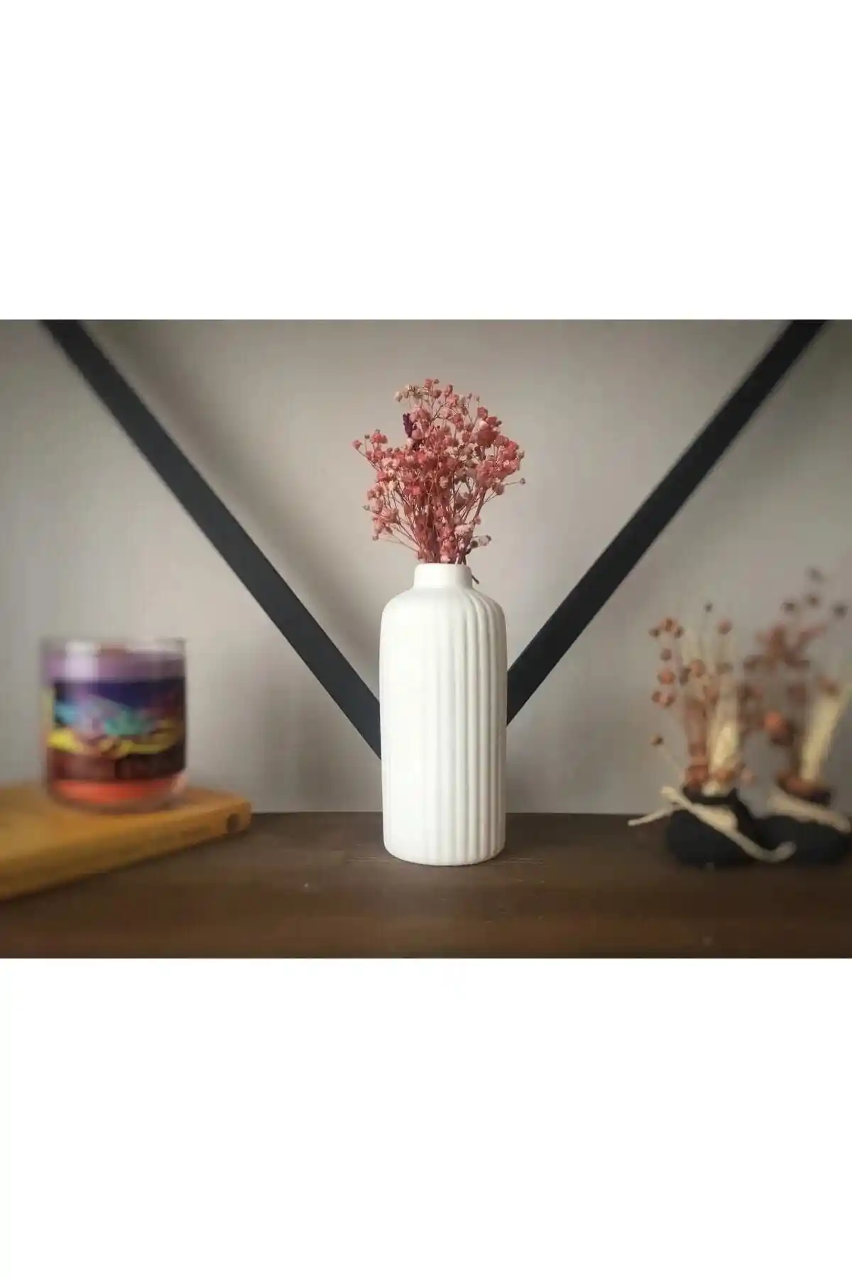 Havalı Tasarım Uzun Çizgili Minyatür Vazo: Şıklığın ve Modernizmin Buluştuğu Nokta