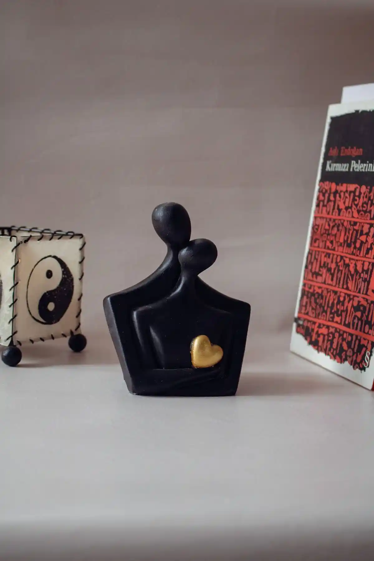 NocheLuz Soyut ve Dekoratif Sevgili Heykeli: Modern Estetik ile Aşkı Yansıtan Bir Parça