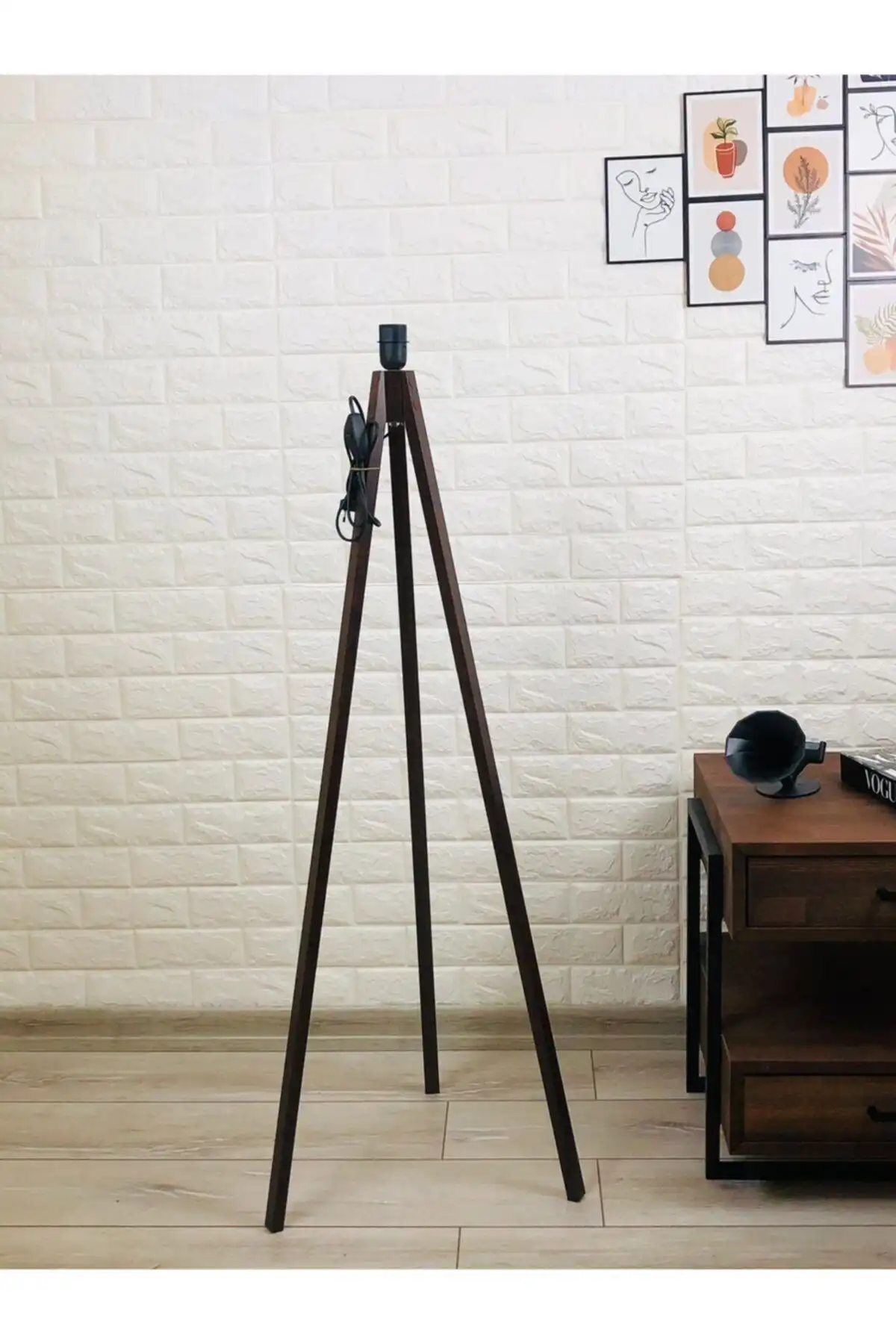 VistaHome Lambader: Şık ve Fonksiyonel Tripod Tasarımı ile Aydınlatma Çözümü