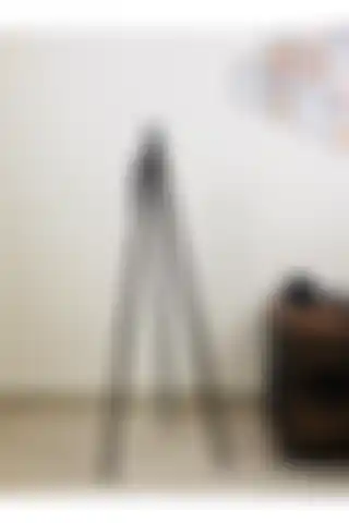 VistaHome Lambader: Şık ve Fonksiyonel Tripod Tasarımı ile Aydınlatma Çözümü