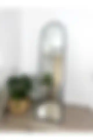 EFFE YAPI DEKOR Siyah Metal Çerçeveli Oval Ayaklı Boy Aynası ile Modern İç Mekanlar