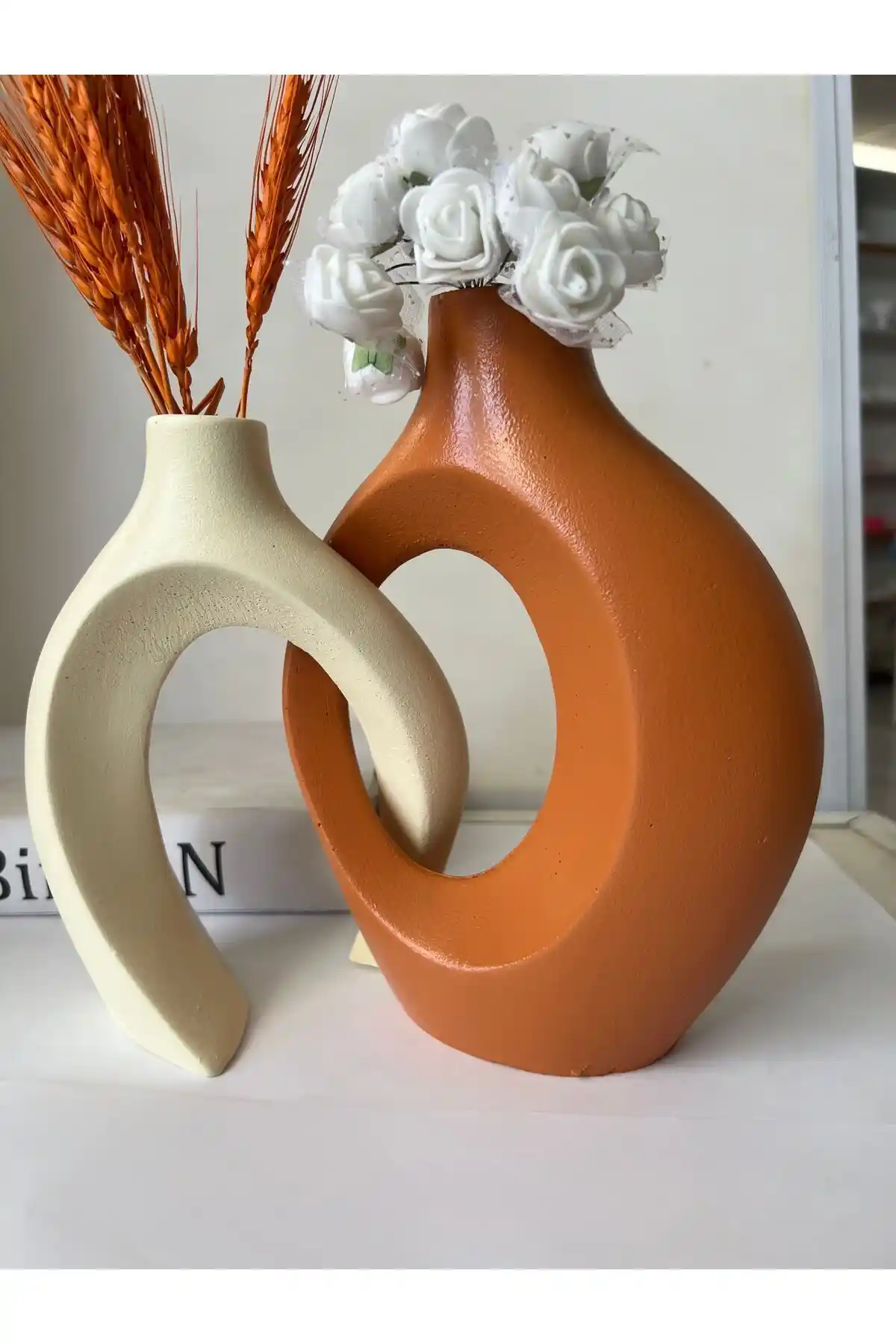 Heykelcan Kiremit Krem Sevgili Vazo Seti: Şık ve Dayanıklı Dekoratif Çözüm