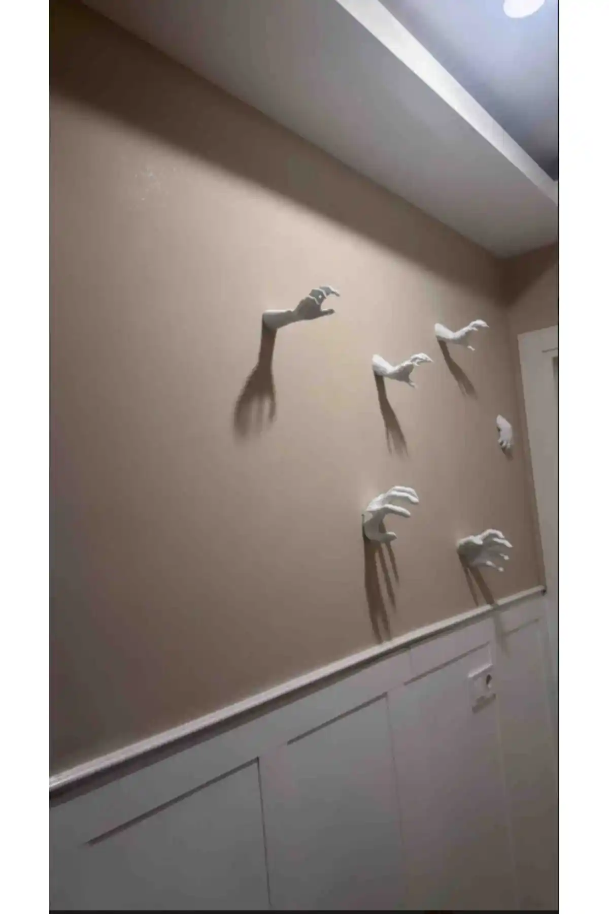 modernikoDuvarda Eller Duvar Dekorasyonu: Estetik ve İşlevselliğin Buluşma Noktası