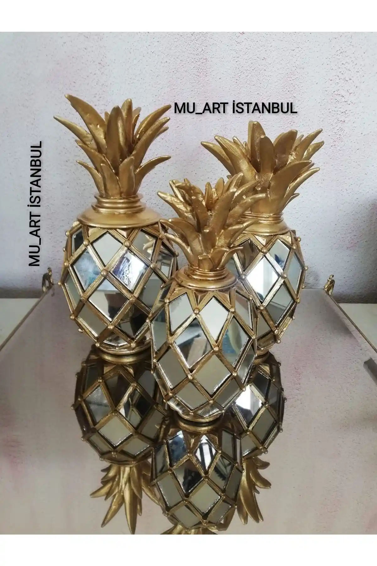 Üçlü Altın Rengi Aynalı Ananas: Modern Estetik ile Fonksiyonelliği Buluşturuyor