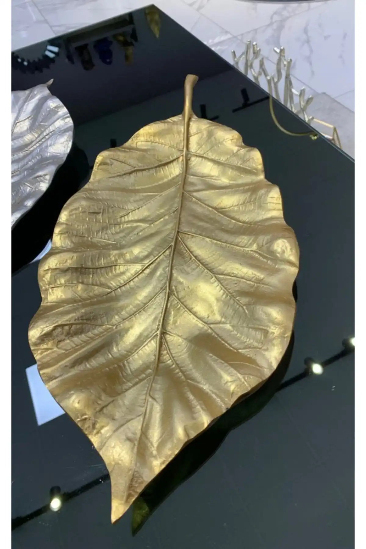 2Adam1DekorEv Yaprak Tabak Gold ile Ev Dekorasyonunuza Şıklık Katın
