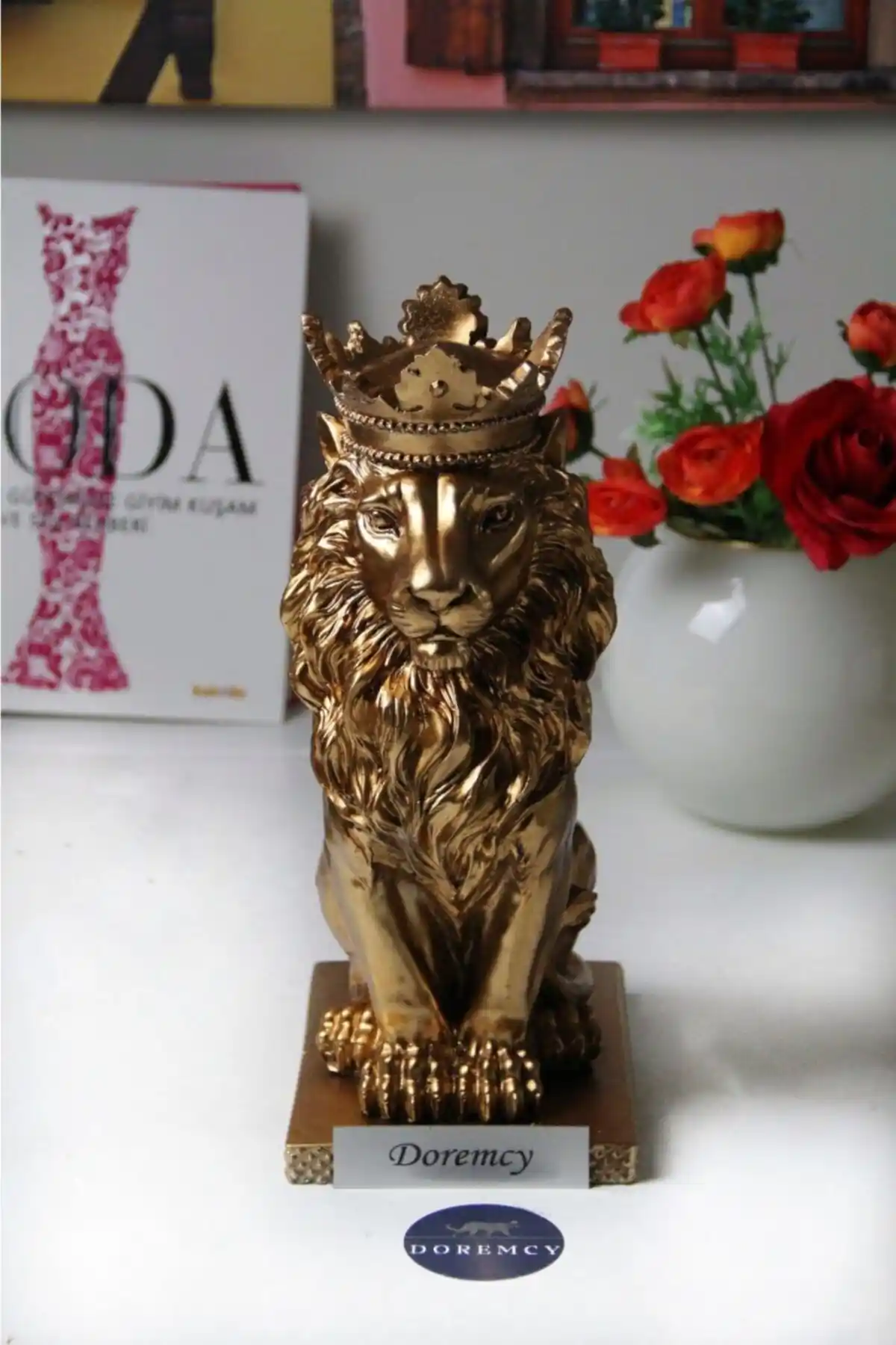 Doremcy Dekoratif Aslan Kral Gümüş Polyester Biblo: Şıklık ve Kaliteyi Bir Arada Sunar