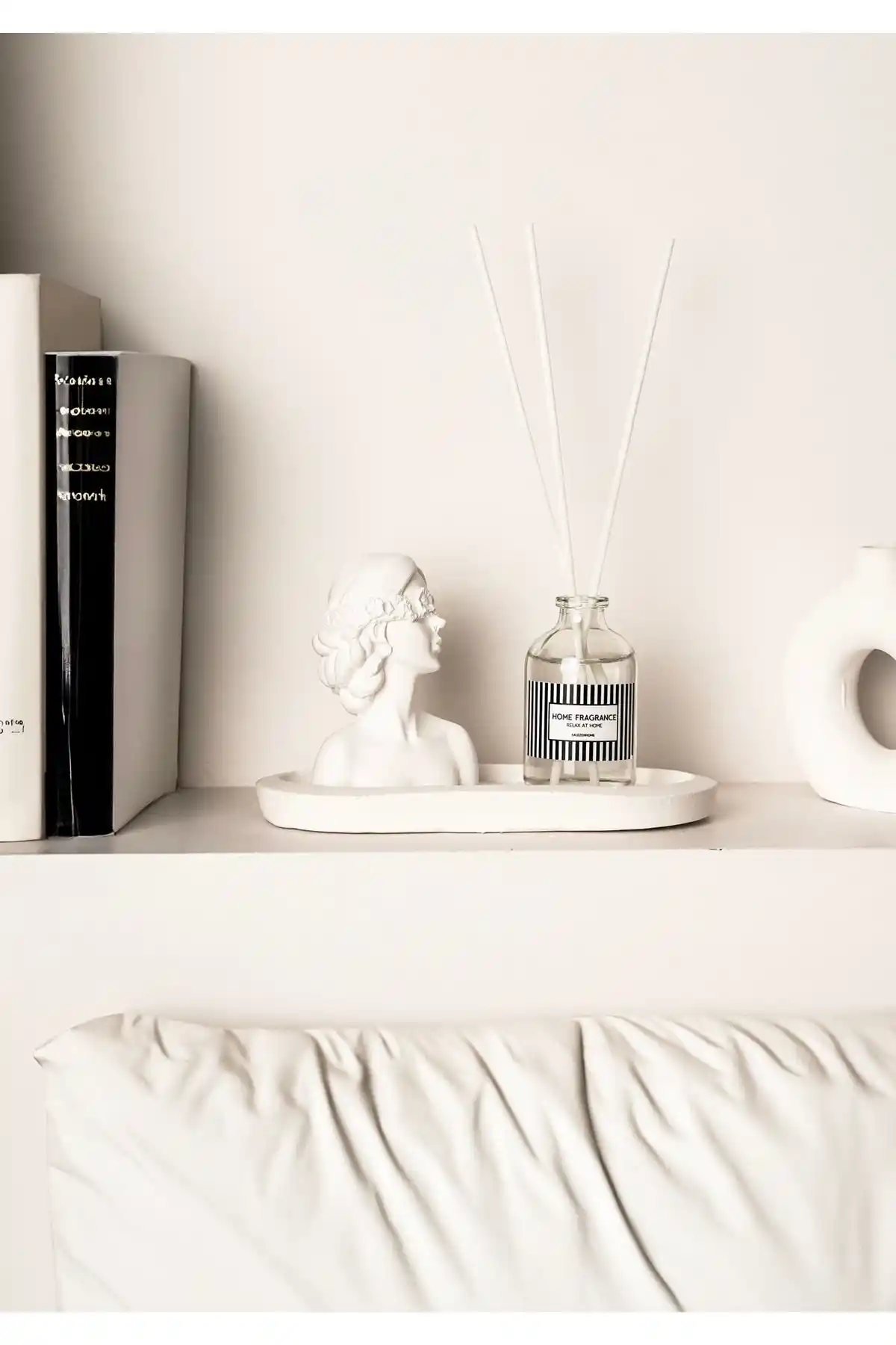 Kadın Figürlü Stantlı Japon Kirazı Kokulu Set: Estetik ve Fonksiyonel Dekorasyon