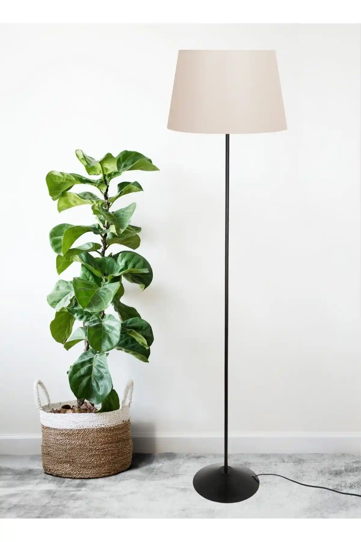 Leola Design Metal Klasik Tek Ayaklı Lambader ile Modern Aydınlatma Çözümleri Sunuyor