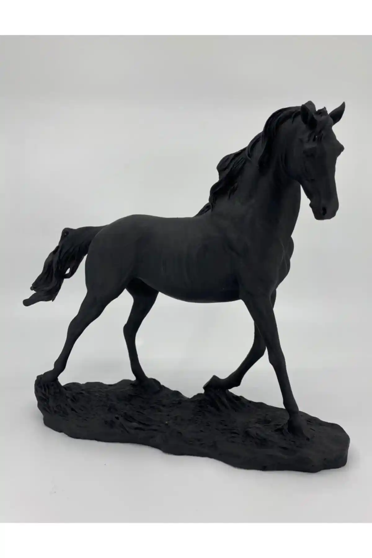 By Ari Ev Dekorasyon Yürüyen At Figür Biblo Siyah ile Modern ve Şık Mekânlar