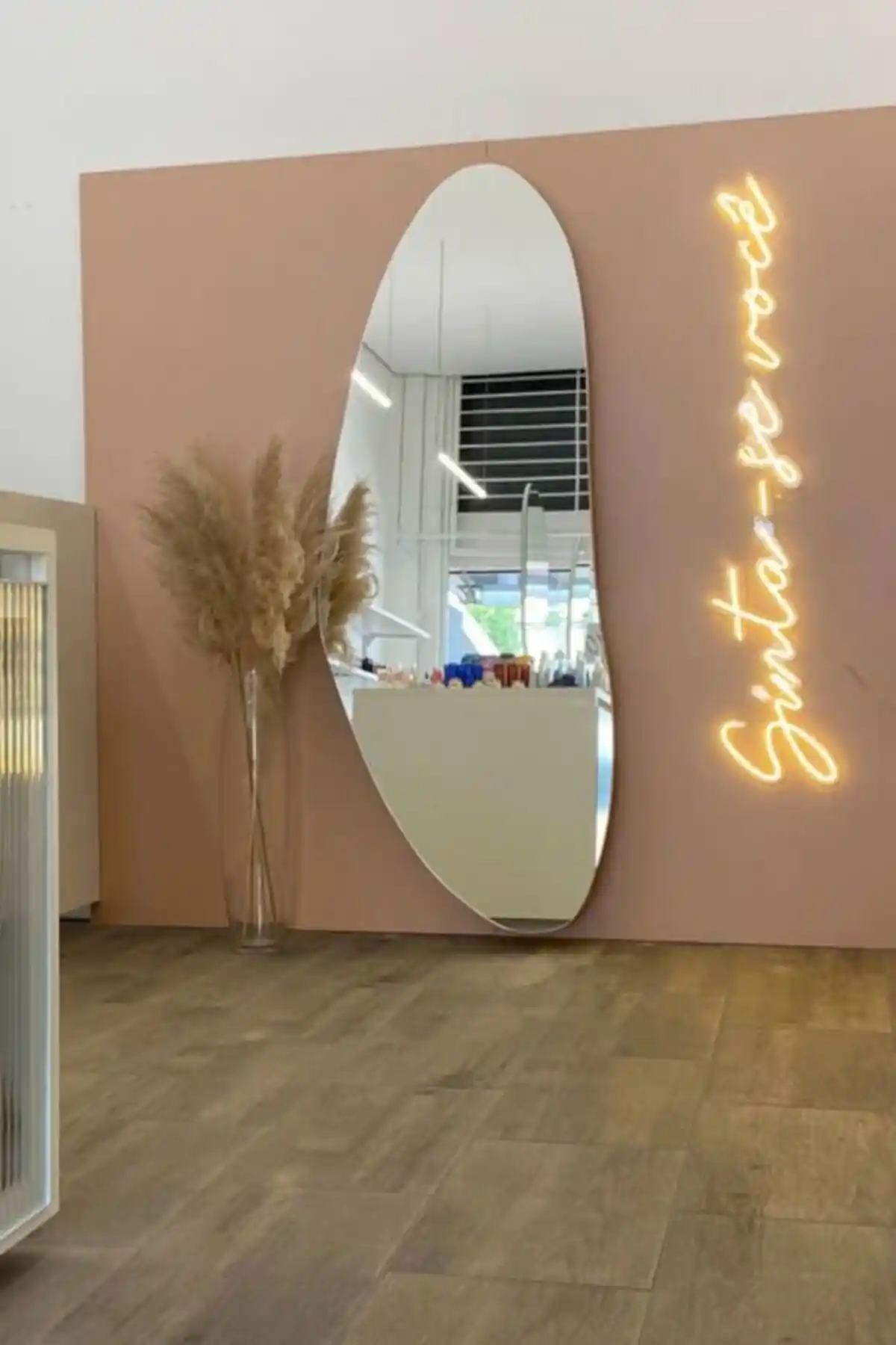 CG HOME Nova Asimetrik Ayna: Estetik ve Fonksiyonelliği Bir Araya Getiriyor