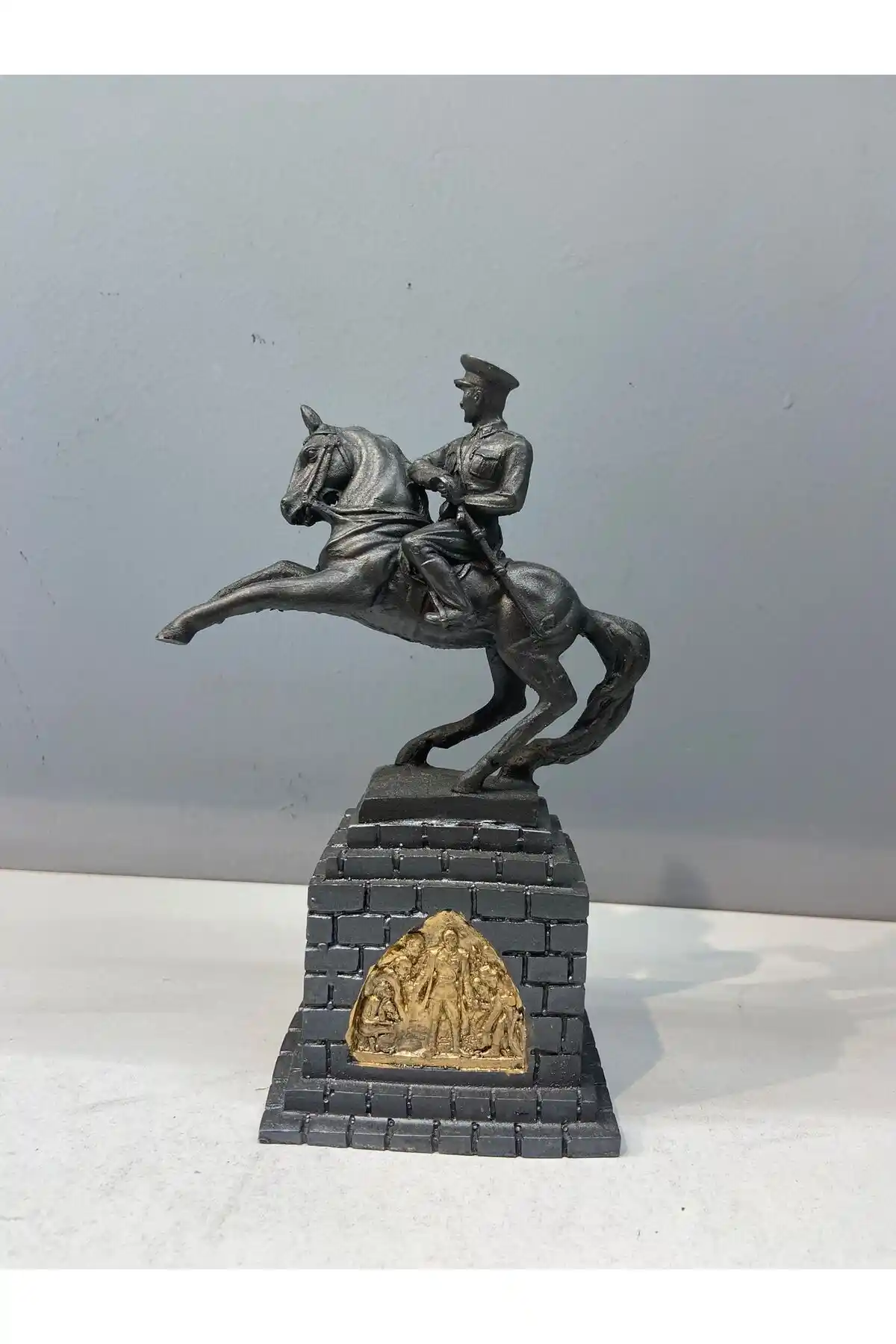 Dekoratif Polyester Atatürk Onur Anıtı Heykeli: Estetik ve Dayanıklı Seçenekler