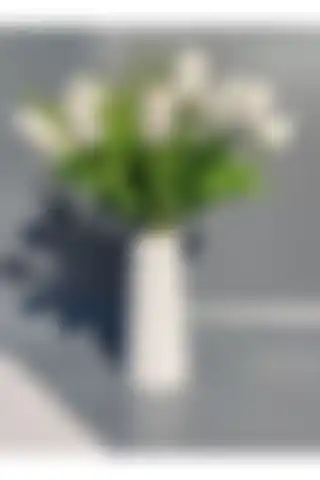 Modern Beyaz Çizgili Seramik Çiçek Vazosu: Dayanıklı ve Şık Seçim