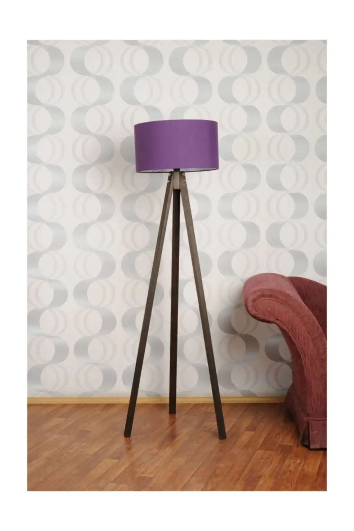 Homedit 3 Ayaklı Tripod Lambader: Modern ve Fonksiyonel Aydınlatma Çözümü