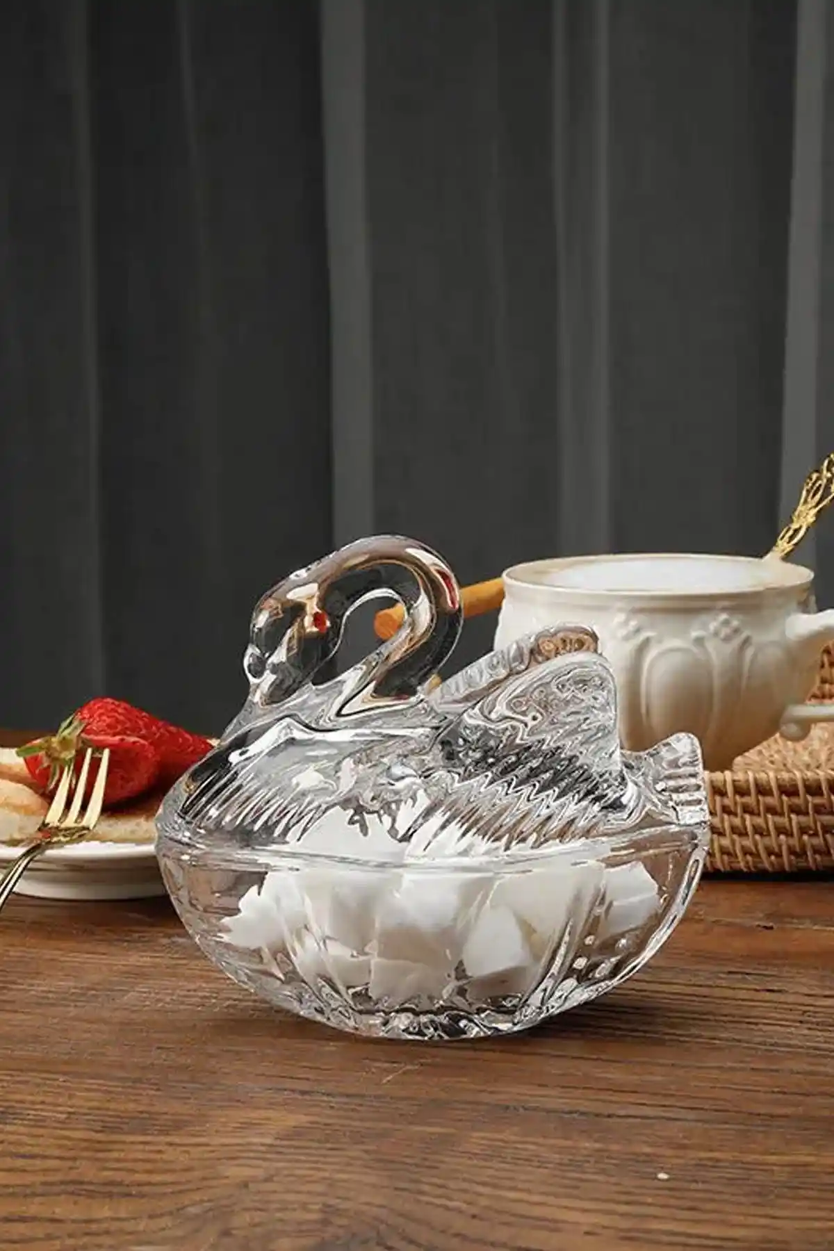 ALBETTO Kristal Cam Şekerlik Kuğu: Şık ve Fonksiyonel Bir Dekoratif Unsur