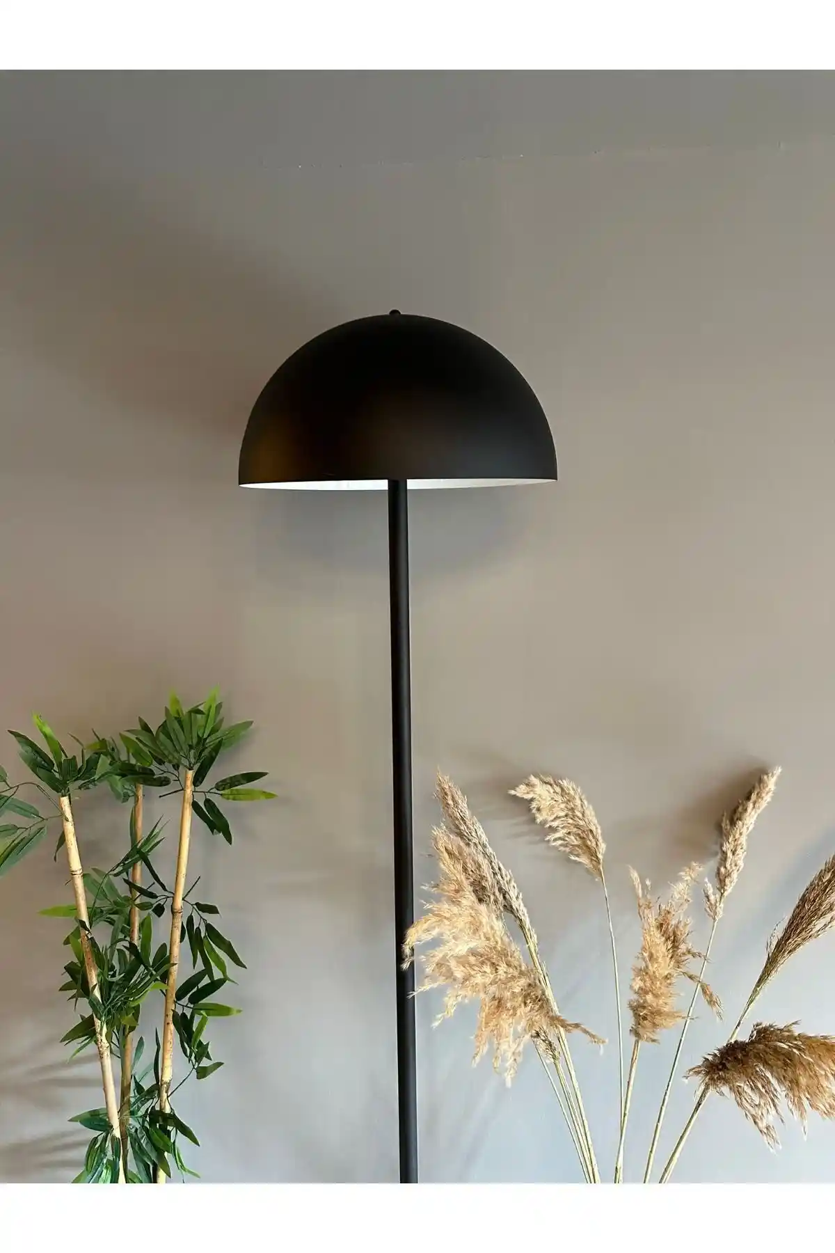 Bamyum Siyah Lambader: Modern Dekorasyonda Estetik ve İşlevsellik Bir Arada