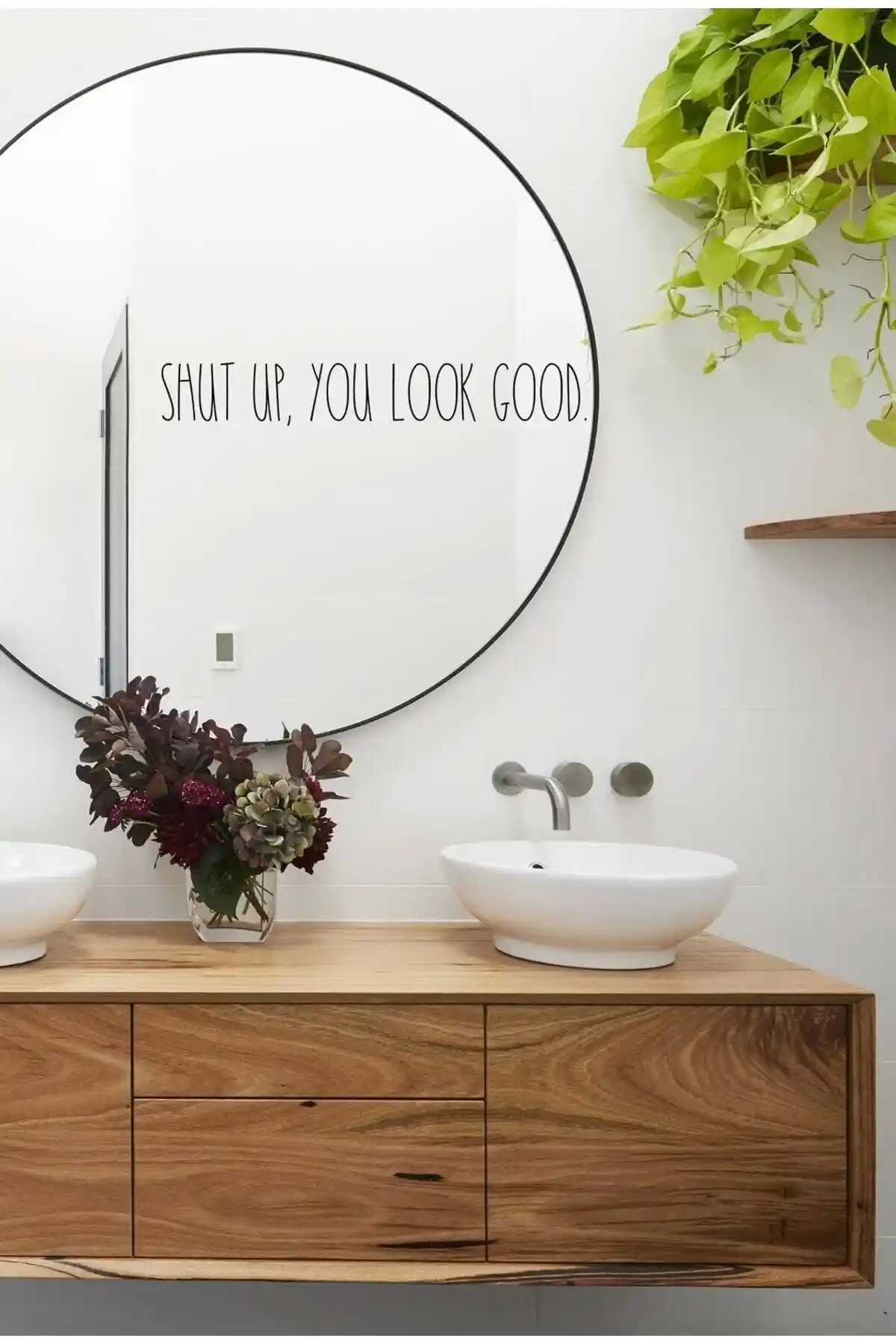 Home & Home You Look Good Ayna Stickeri ile Modern ve Fonksiyonel Dekorasyon