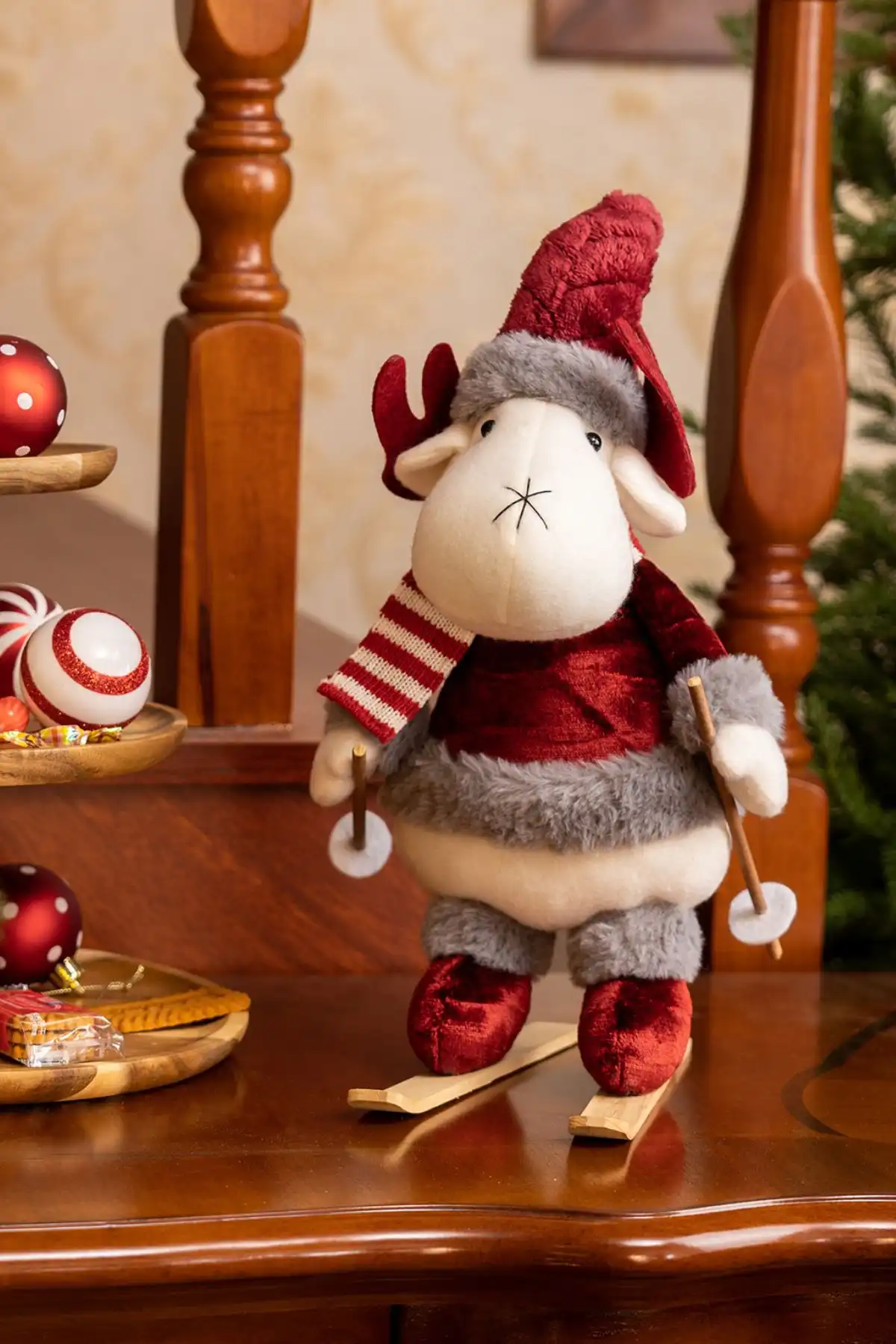 Karaca Home Yılbaşı Velvet Skier Reindeer: Geleneksel ve Şık Bir Dokunuş